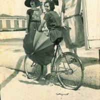 Zélia com amigas e bicicleta em Copacabana