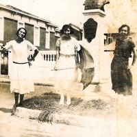 Zélia com amigas e busto em Copacabana