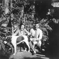 Zélia e Paulino com perdigueiro na rua Alice
